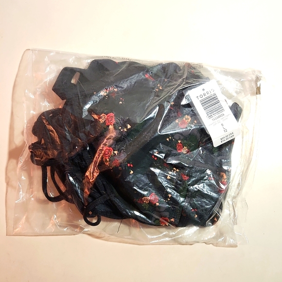 ❤️NWT VINTAGE TORRID SWIM BIKINI TOP WIRELESS CAGE FRONT - SKULL CAMO ROSES - Picture 5 of 10